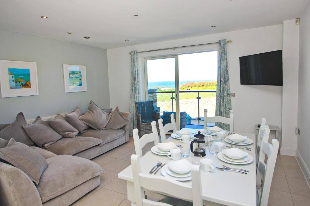 Entire apartment, By The Beach, The Quies, Beach House in Constantine Bay, Cornwall
