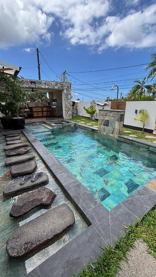 Chalet para 6 personas, con jardín y jacuzzi además de balcón y piscina - 1