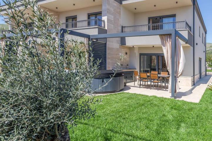 Villa für 6 Personen, mit Whirlpool und Terrasse in Trogir