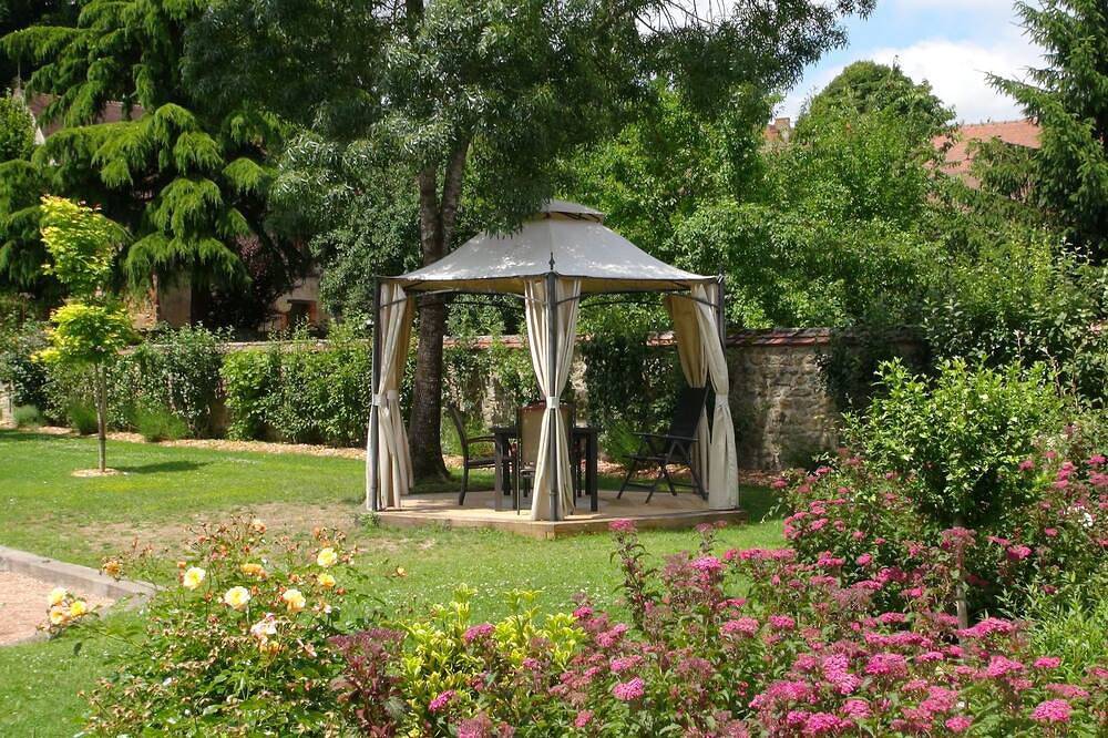 Cottage \"Morvan\" in park on the banks of the Loire in a small tourist town. in Decize, Nièvre