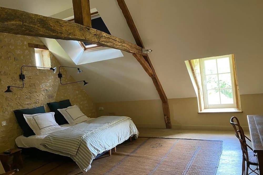 Person family home in Perche with heated pool and tennis court in Rémalard-en-Perche, Parc naturel régional du Perche