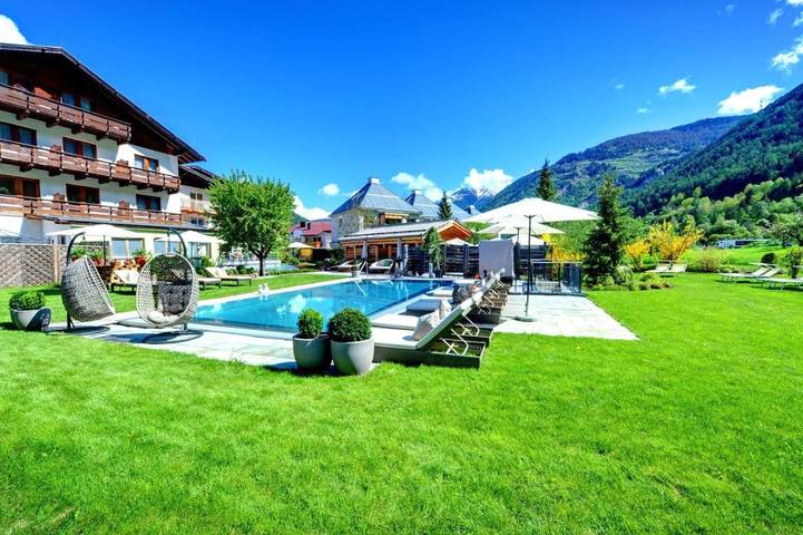 Hotel voor 2 personen, with Balkon and Terras as well as Tuin and Zwembad in Ried im Oberinntal