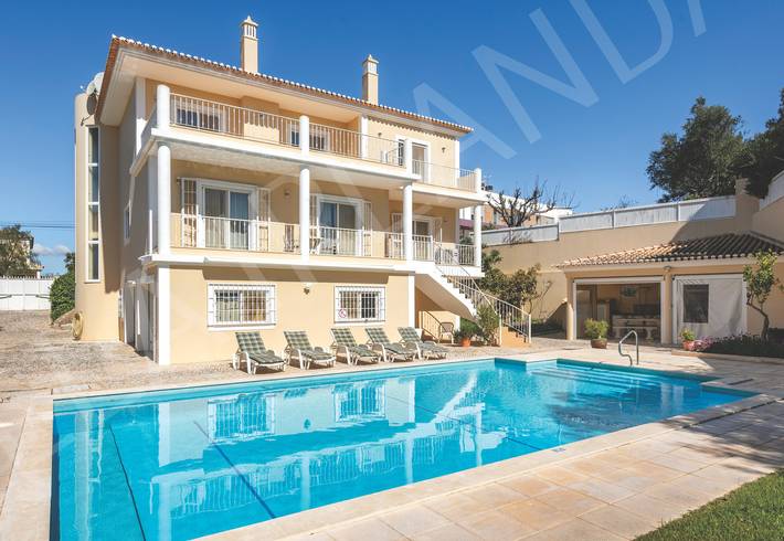 Villa für 12 Personen, mit Balkon und Terrasse sowie Garten