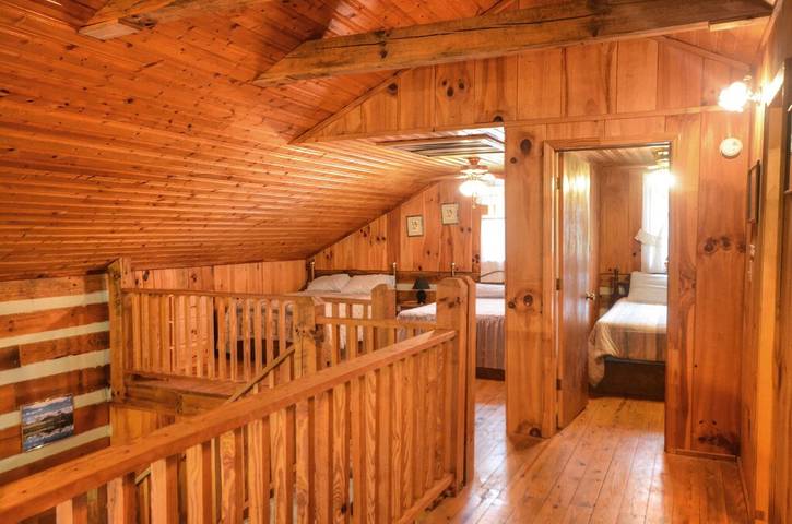 Vacation house for 16 people, with yard in Fontana Lake