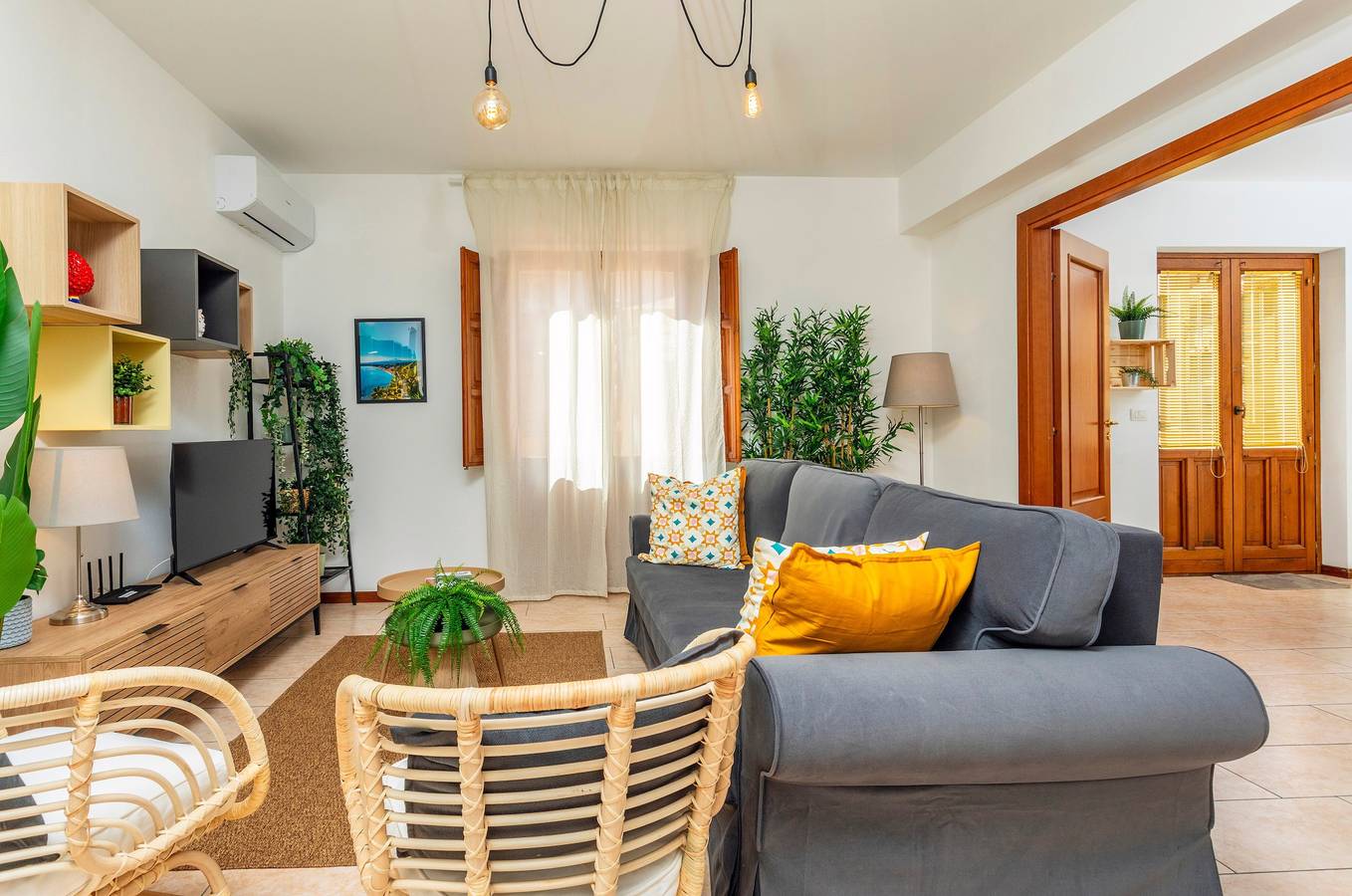 Appartamento intero, Appartamento 'Home Centrum 2' con vista mare, Wi-Fi e aria condizionata in Giarre, Catania e dintorni