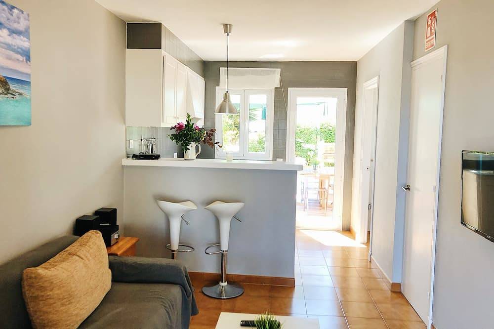 Apartamento entero, Casa Adosada Duplex en complejo con piscina comunitaria, Aire acondicionado. in Port d'Addaia, Es Mercadal