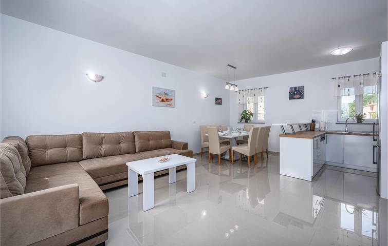 Gemütliche 140 m² große Wohnung mit Pool, Terrasse und WLAN in der Nähe der Küste und des Stadtzentrums in Plomin, Ostküste Istrien