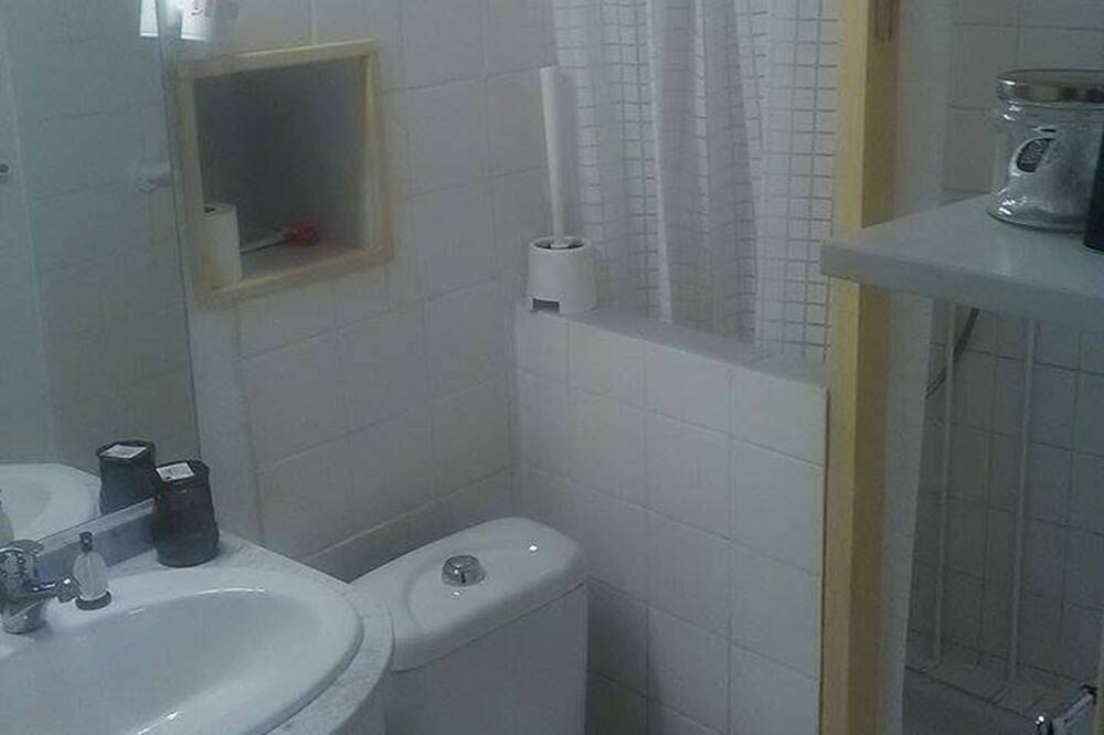 Près d'Uzès, chambre avec patio dans maison de charme in Fontarèches, Région de Nîmes