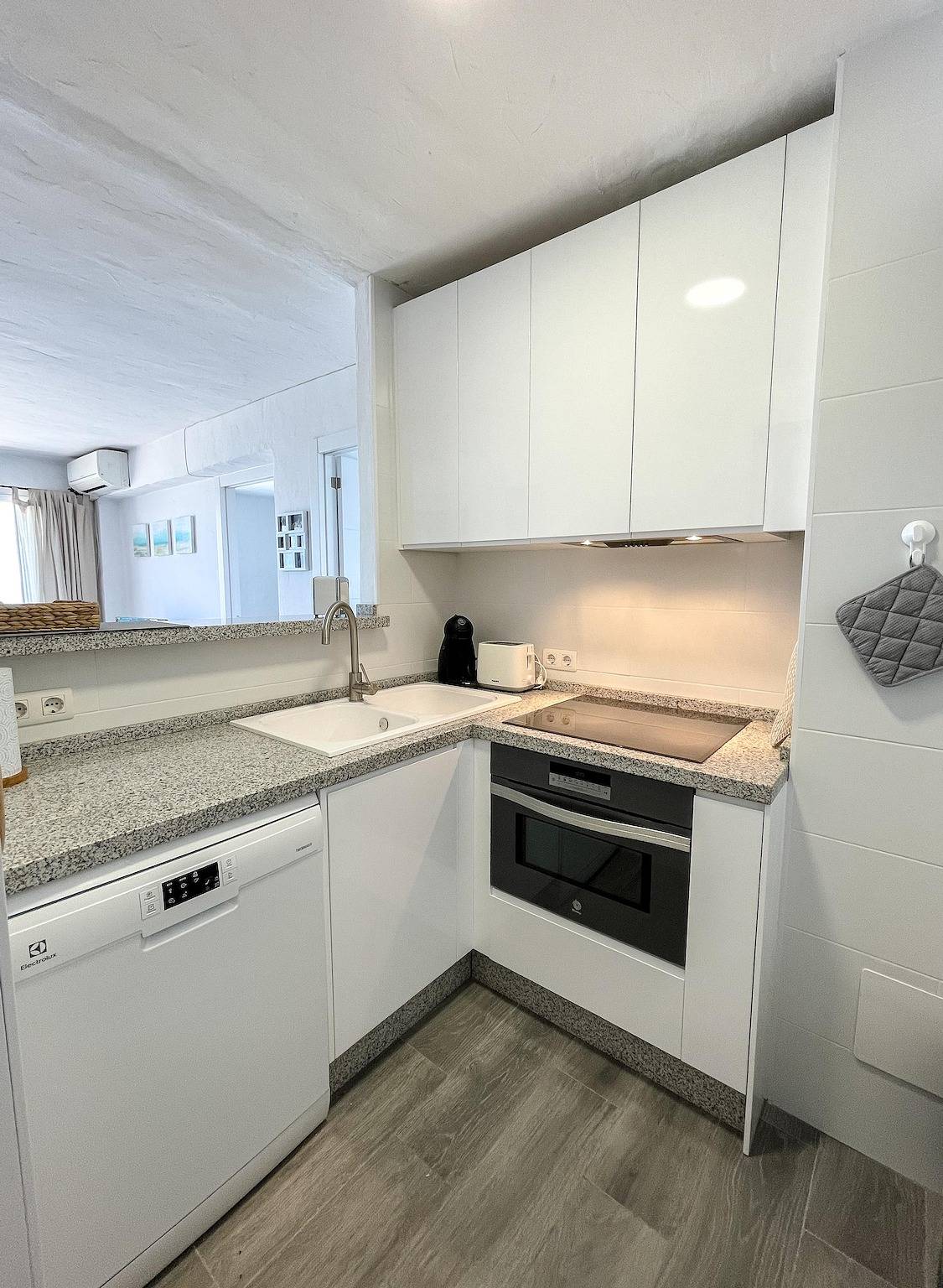 Entire apartment, Beach Front Apartment with Sea View, Shared Pool, Garden & Wi-Fi in Playa de Torre del Mar, Torre del Mar