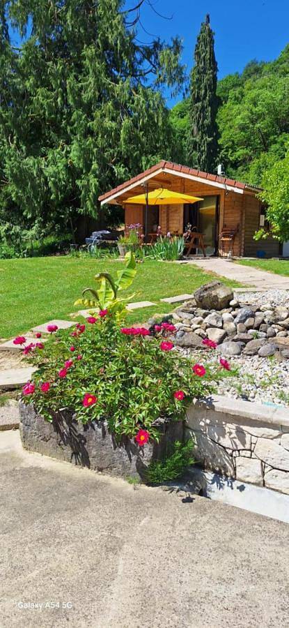 Gîte pour 3 personnes, avec Terrasse et Jardin ainsi que Piscine et Vue à Pressins