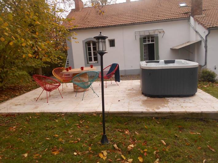 Gîte pour 6 personnes, avec terrasse ainsi que jacuzzi et jardin, animaux acceptés à Bézenet