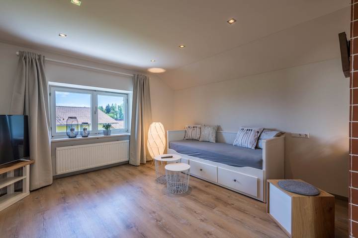 Ganze Wohnung, Moderne Ferienwohnung "Linde" mit Blick auf den See, Bergblick, Garten & Terrasse in Tachinger See, Taching am See
