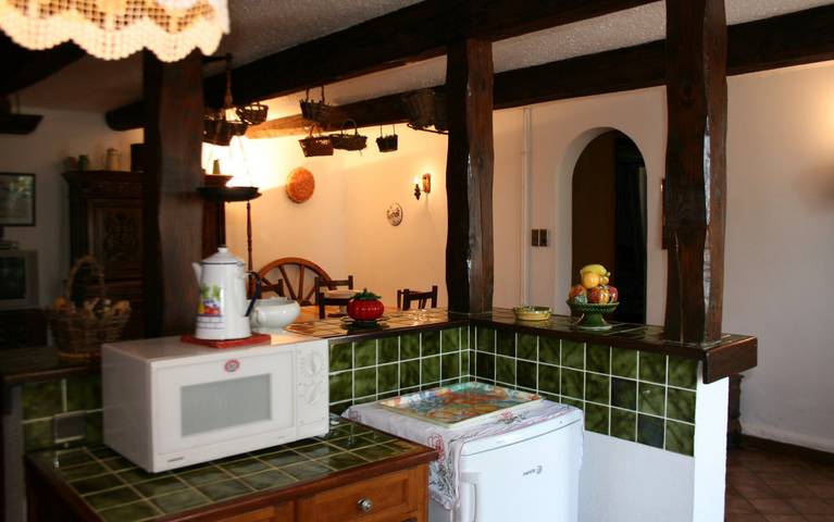 Gîte pour 6 personnes, avec terrasse et jardin, animaux acceptés dans le Puy-de-Dôme - 4