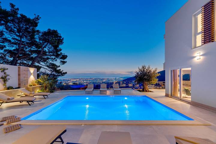 Villa für 8 Personen, mit Balkon und Pool sowie Whirlpool - 1
