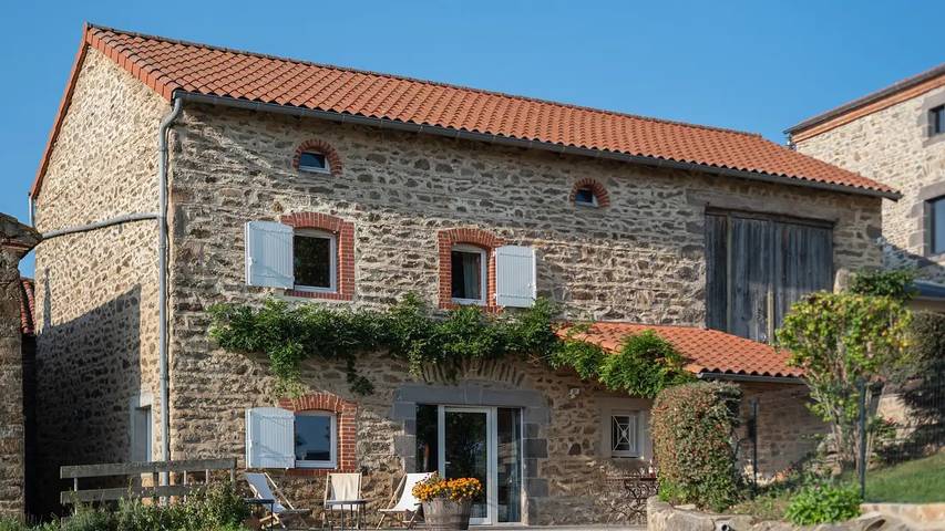 Location de vacances pour 7 personnes, avec jardin à Saint-Beauzire