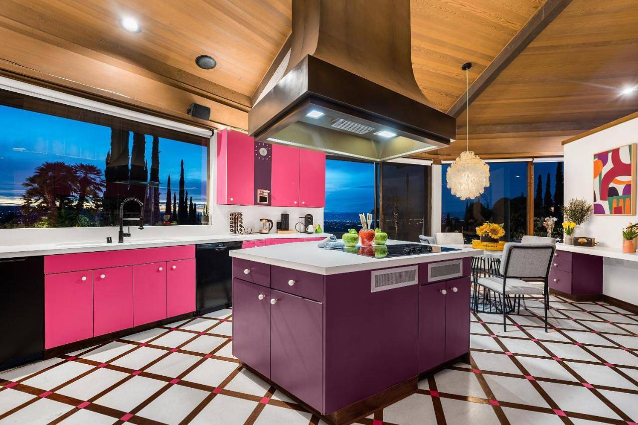 Via Vallarta in Los Angeles, San Fernando Valley