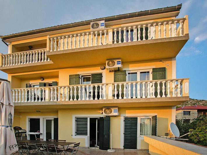 Ferienwohnung für 7 Personen, mit Balkon und Terrasse sowie Garten in Starigrad