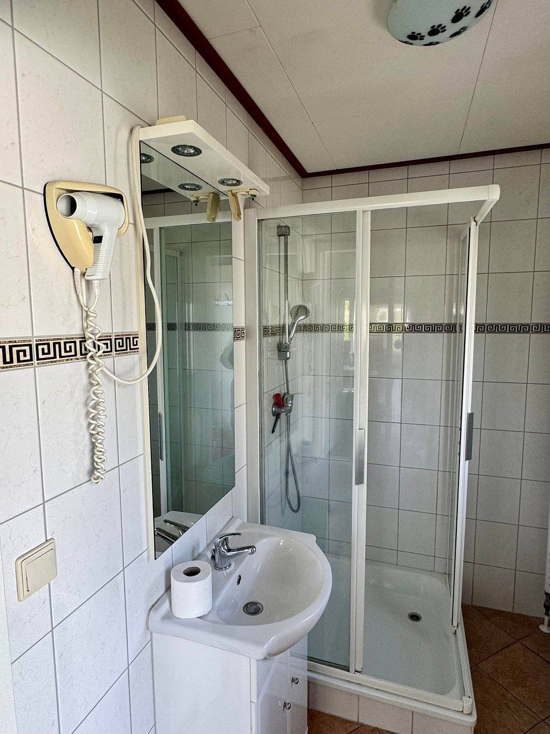 Chalet am Strandaufgang B028, 230 m zur Nordsee Garten, Terrasse und Klimaanlage in Zeeuwse Kust