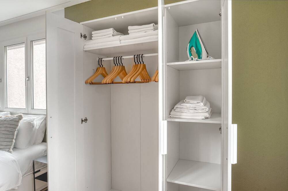 Entire apartment, Airy Leimbach 4.5 Room w/ Storage & W/D, 5 min to Market, by Blueground in Zurich, Zurich district