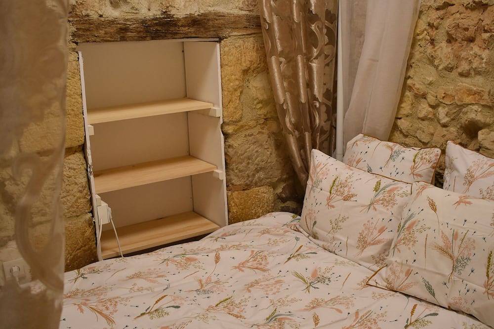 Romantic Bijou Gite filled with character and charm with shared pool in Larzac, Périgord Noir
