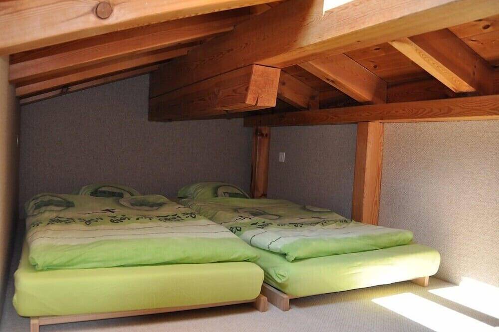 Ganze Wohnung, 2.5 Zi Dachwohnung in Falera mit traumhafter Aussicht, zusätzliche Schlafgalerie in Falera, Flims Laax Falera