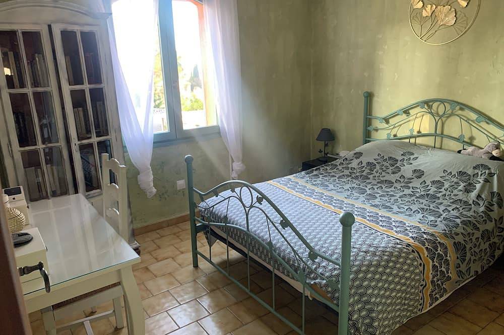 Villa Provençale, air-conditioned, near Aix en Provence. in Ventabren, Aix-en-Provence region