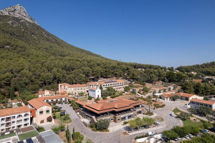 Hôtel pour 2 personnes, avec piscine ainsi que vue et jardin, animaux acceptés à La Valette-du-Var - 2