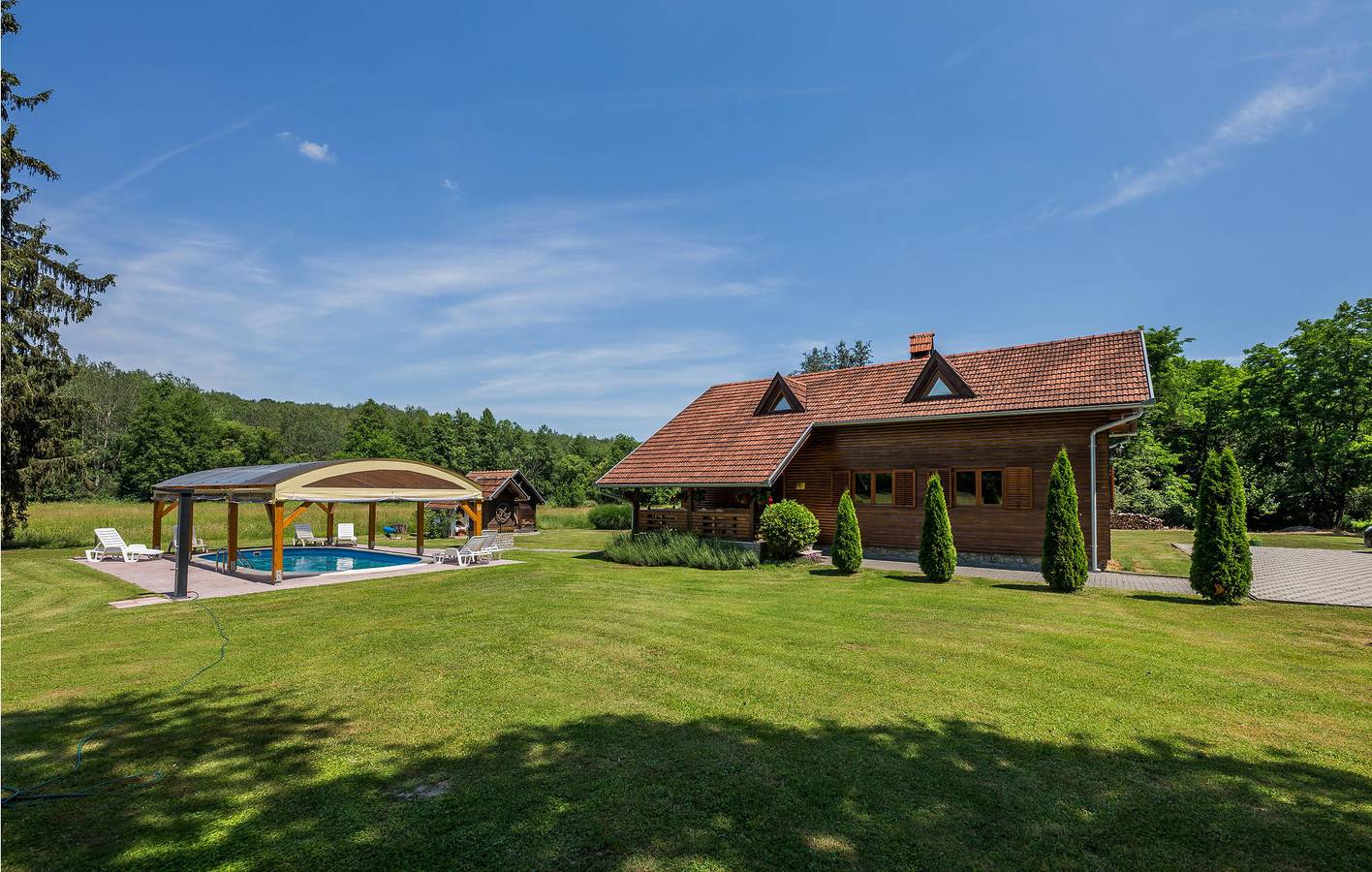 Charmante 120 m² große Wohnung mit Pool, Terrasse und Parkplatz in Virovitica-Podravina