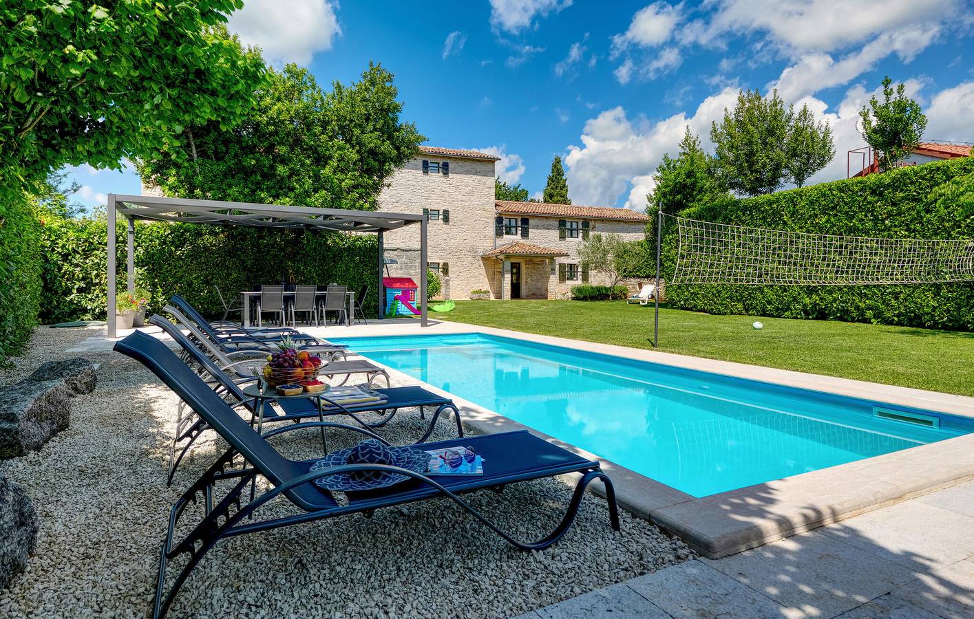 Gezellig appartement met 2 slaapkamers, zwembad en parkeerplaats, op 2 km van het centrum van Kanfanar in Centraal Istrië