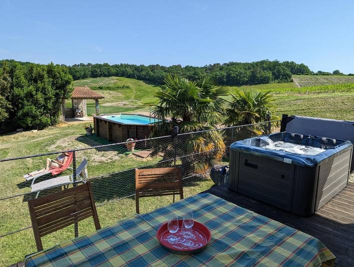 Gîte pour 6 personnes, avec terrasse ainsi que jardin et piscine en Charente