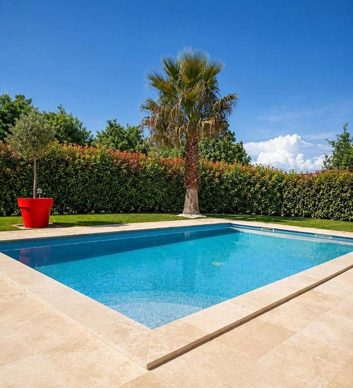 Location de vacances pour 4 personnes, avec piscine ainsi que vue et jardin à Besse-sur-Issole