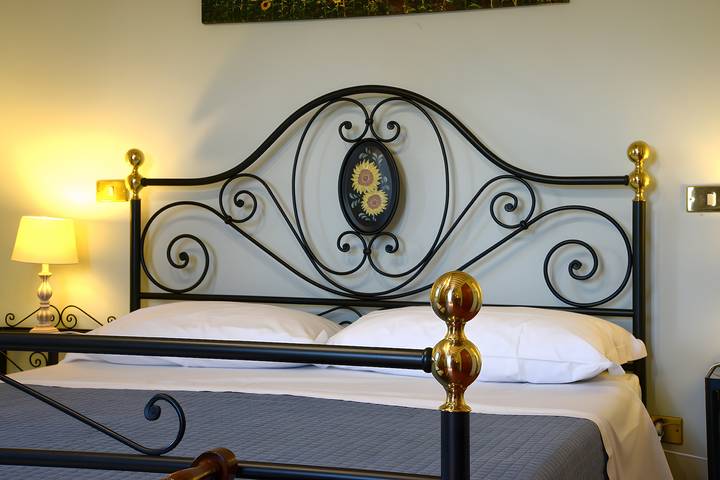 Room 'I Girasoli - Podere Del Griccia' with Shared Pool, Wi-Fi and Air Conditioning in Civitella in Val di Chiana, Chianti