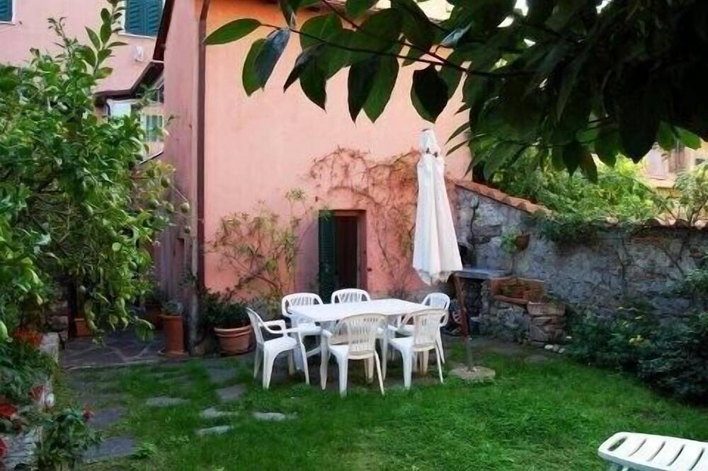 Entire apartment, Idyllic air-conditioned apartment with private garden, by the sea in San Terenzo, Lerici Municipality