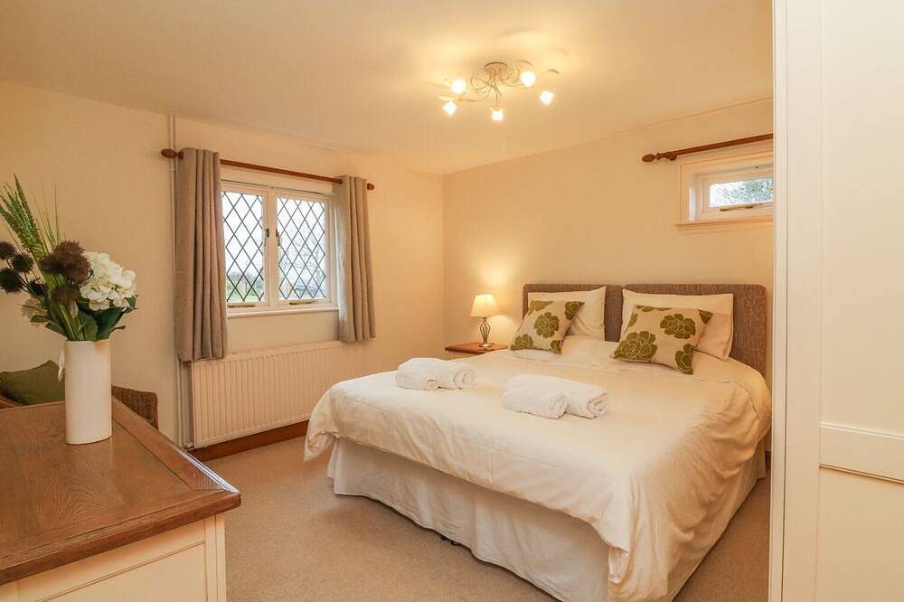 Fig Tree Cottage, family friendly, with hot tub in Bickleigh in Tiverton, Devon