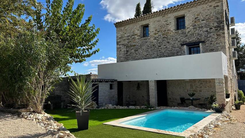Location de vacances pour 8 personnes, avec Balcon et Terrasse ainsi que Jardin et Piscine à Monteils (Gard)