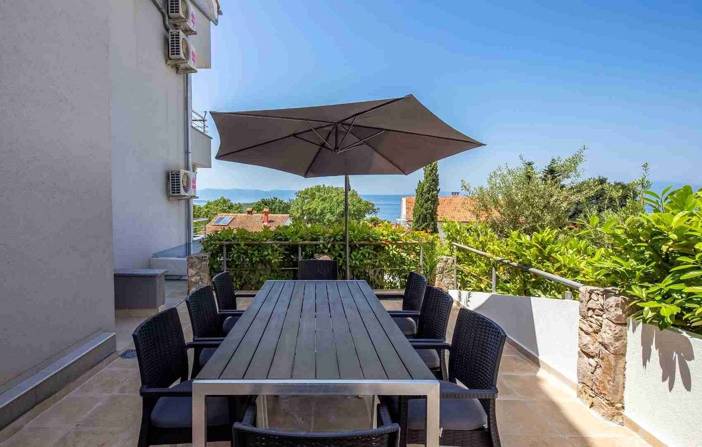 Ganze Wohnung, Stilvolle Ferienwohnung Sunflair mit schönem Balkon auf Krk in Njivice, Krk