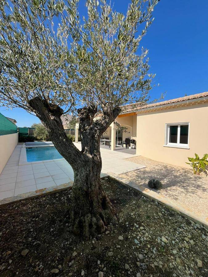 Location de vacances pour 6 personnes, avec terrasse et piscine, animaux acceptés à Saint-Remèze - 2
