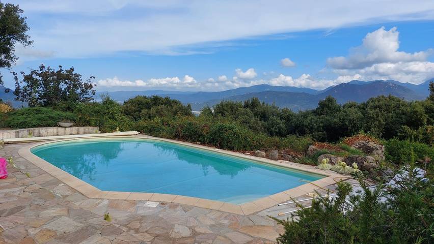 Location de vacances pour 8 personnes, avec terrasse ainsi que jardin et piscine à Sartène - 4