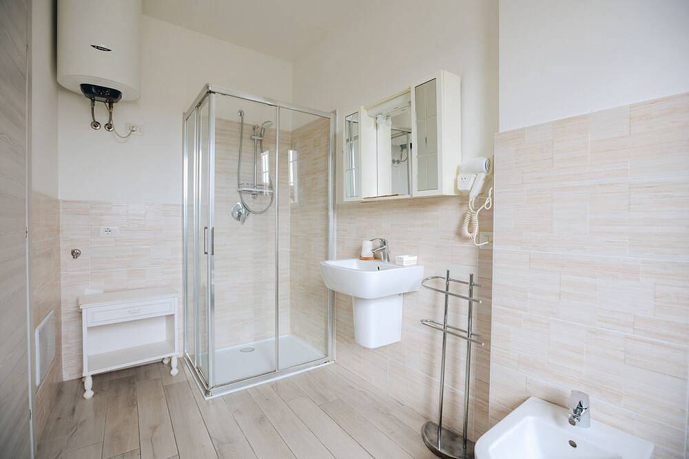 Sg Rooms - Casa Laura in Peschiera del Garda, Gardasee-Berge