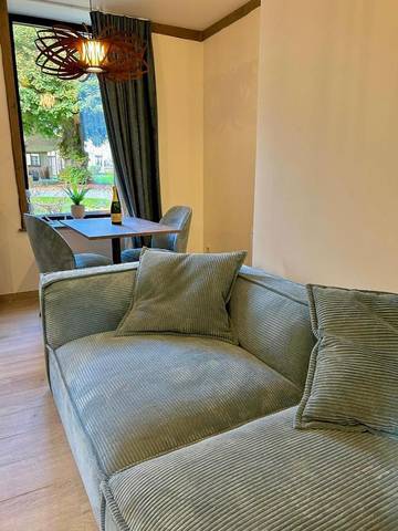 Gîte pour 2 personnes, avec vue ainsi que terrasse et piscine à Haybes