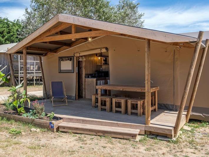Flower Camping Les Ilates - Tente en toile et en bois 6 personnes - Ecolodge Cotton toilée Confort 35m² (3 chambres) - dont terrasse couverte de 11m² + Tv | 6 personnes in Loix, Île de Ré