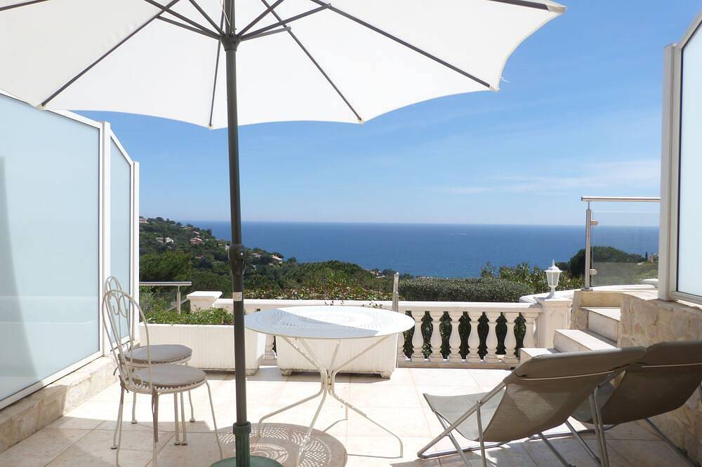 Appartement entier, Flat next  to a new house-beautiful view over the sea-air conditioned in Les Issambres, Roquebrune-sur-Argens