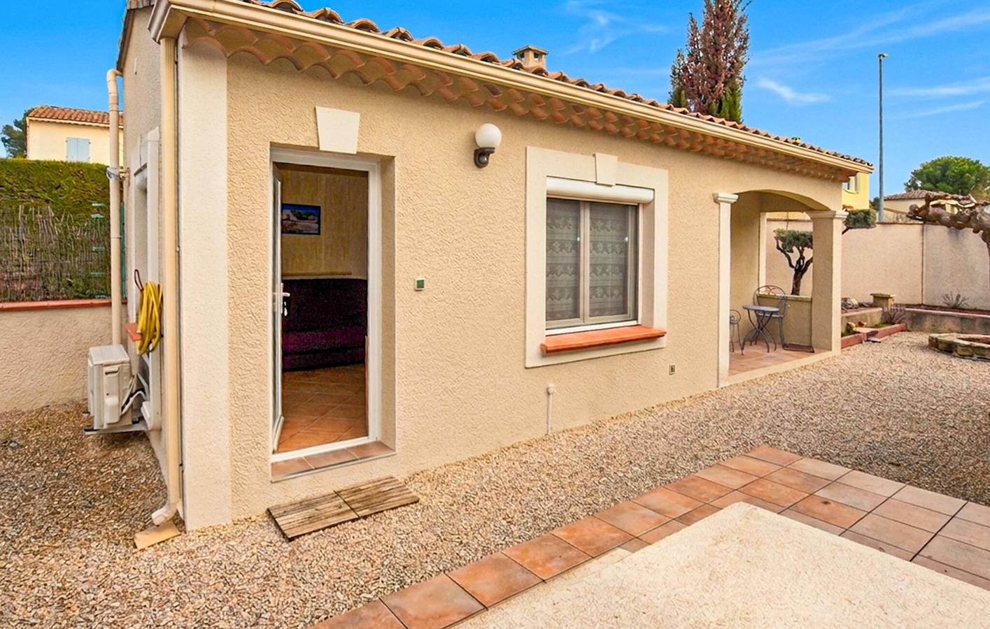 Cozy Apartment with Pool, WiFi & Parking | Caromb 1.5km in Caromb, Parc naturel régional du Mont-Ventoux