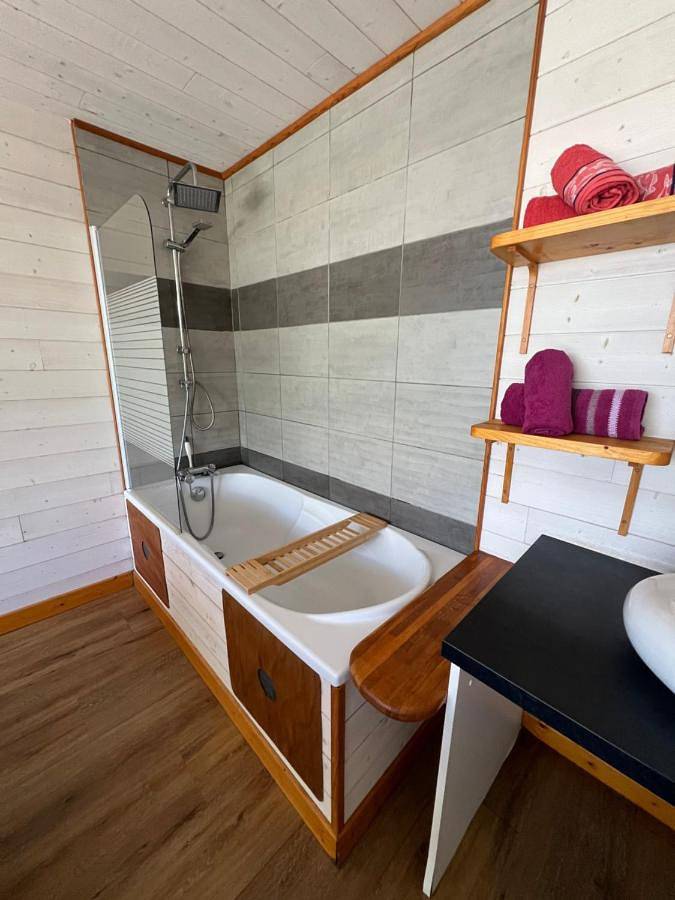 Location de vacances pour 6 personnes, avec vue sur le lac ainsi que jardin et vue, animaux acceptés à Youx - 2