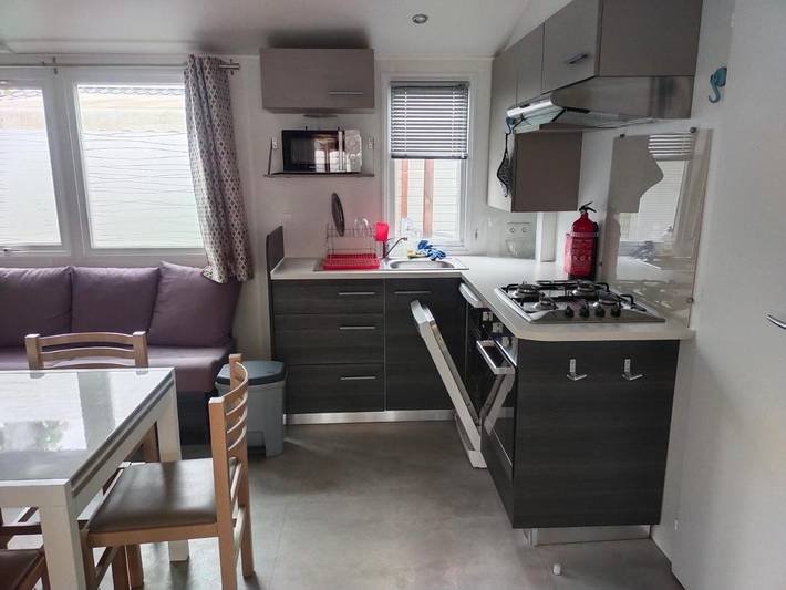 Camping pour 4 personnes, avec jardin et terrasse ainsi que jacuzzi et piscine à Valras-Plage - 2