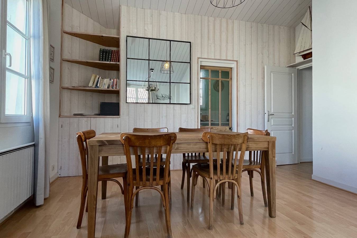 Appartement entier, Très lumineux nid avec terrasse dans le village in La Flotte, Île de Ré