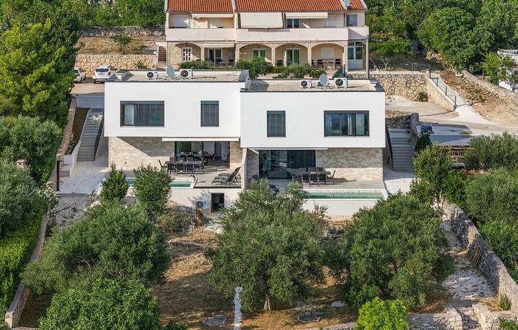 Ferienhaus für 8 Personen, mit Garten und Terrasse sowie Pool in Maslenica