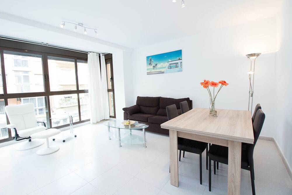 Apartamento entero, \"The Queen\" New, fancy and relaxing. Beach & Wifi in La Malvarrosa, Valencia