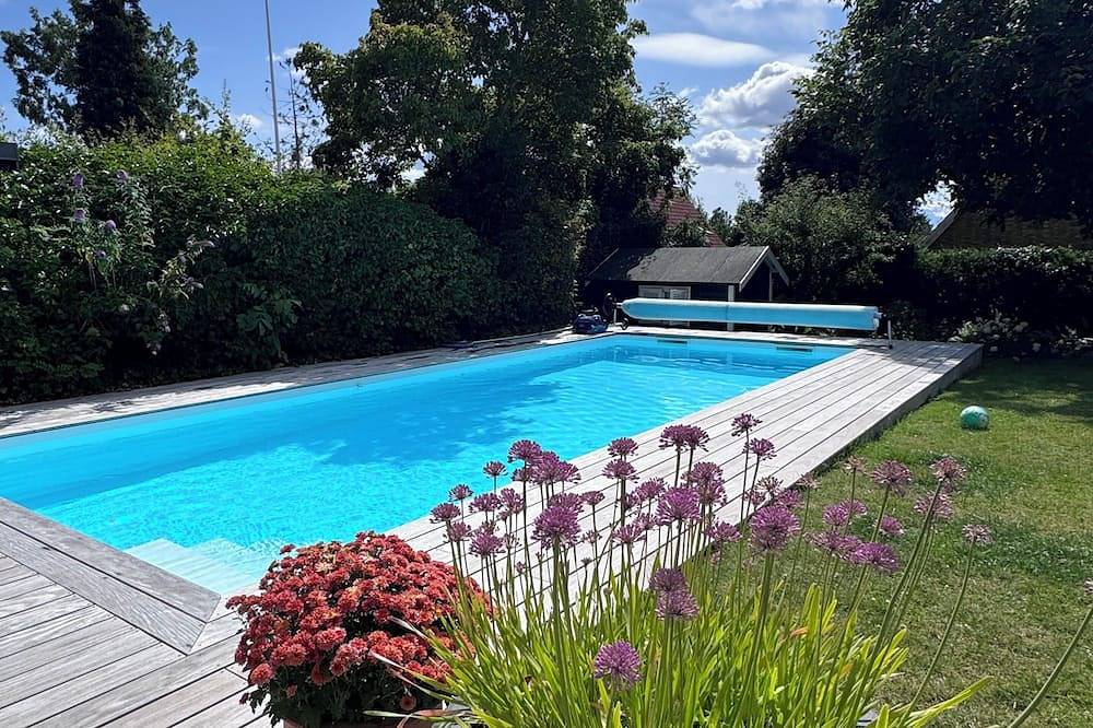 Villa with heated pool in Copenhagen lake district perfect for families in Hovedstaden