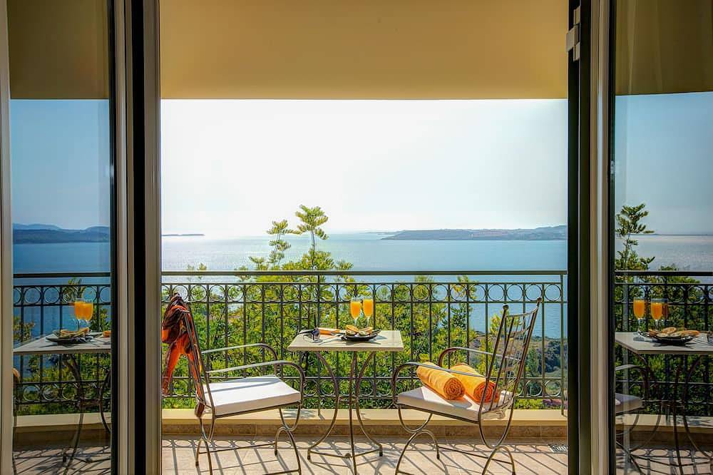 Entire apartment, ** New For 2016** Exclusive 1 bedroom King Suite with pool and amazing views in Lassi, Argostoli